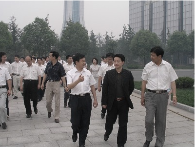 楊文龍董事長率團(tuán)赴揚(yáng)子江藥業(yè)集團(tuán)考察