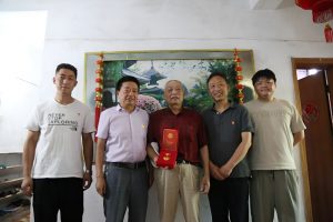 仁和集團黨委慰問老黨員并頒發(fā)“光榮在黨50年”榮譽紀(jì)念章