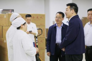 羅功成市長(zhǎng)看望慰問(wèn)仁和集團(tuán)勞模代表