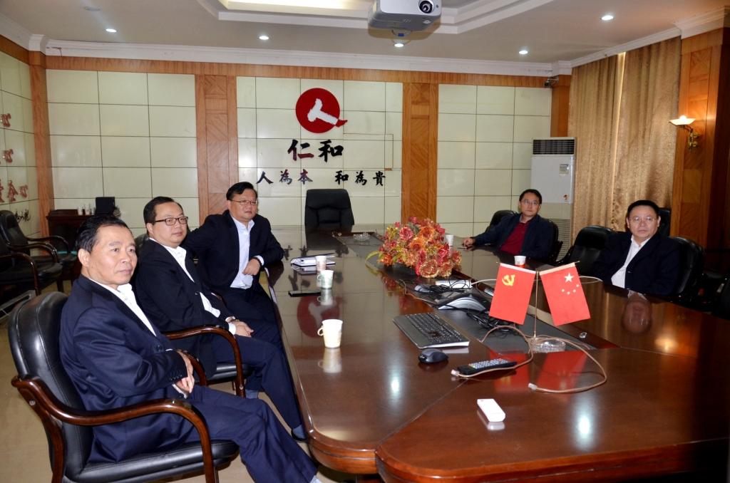 仁和集團干部員工認真收聽收看十九大開幕盛況 (1).jpg